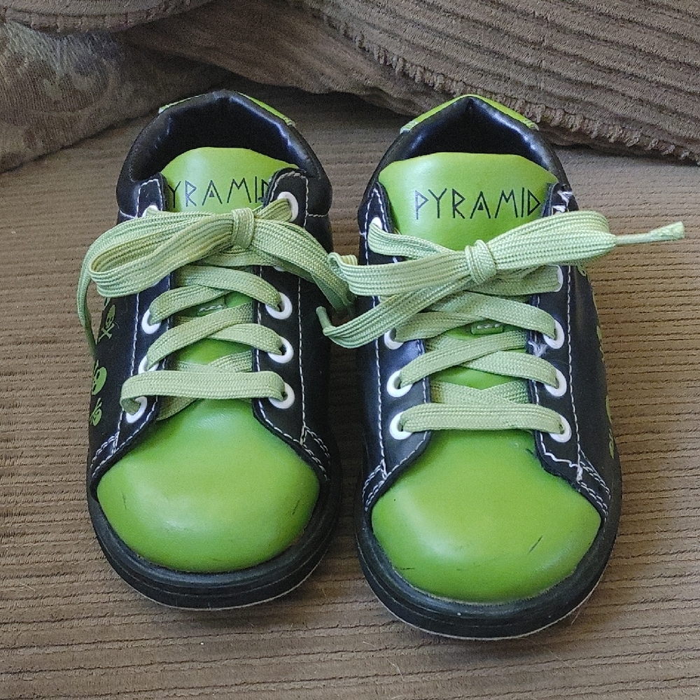 Vibrant Green and Black Low-Top Bowling Shies